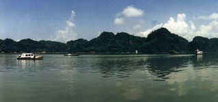 十里平湖完整版原唱，十里平湖霜满天粤语女声原唱