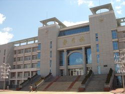敦化市实验中学校长，敦化市实验中学校徽
