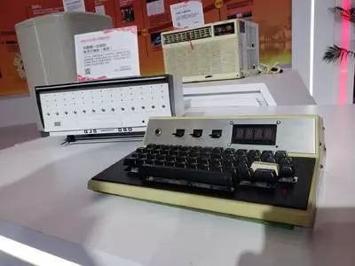 第一台电子计算机ENIAC诞生于( )年，第一台电子计算机是在美国研制的,该机的英文缩写名是