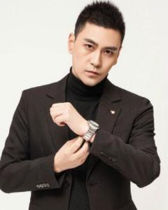 王二妮的老公李飞简介，邳州新城中学校长李飞简介