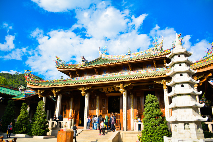 《南普陀寺》是闽南佛教胜地之一