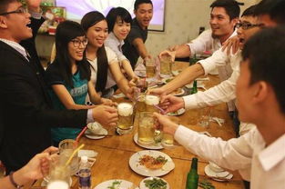 单位聚餐轮每人说两句话，单位聚餐轮流敬酒