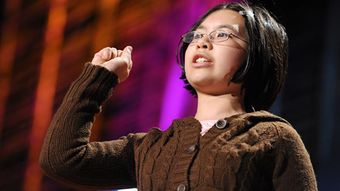 带金丝眶眼镜女生演讲英语叫什么名字