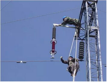 架空线路，架空线路的下方( )堆放物品