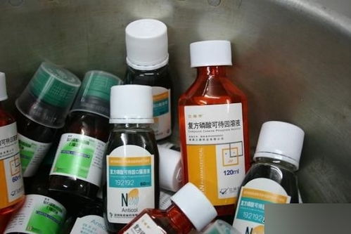 有种咳嗽药上面画着小孩子的,叫什么名字?它的外包装是红色的,里面有个