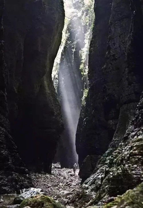 天坑地缝赞美词