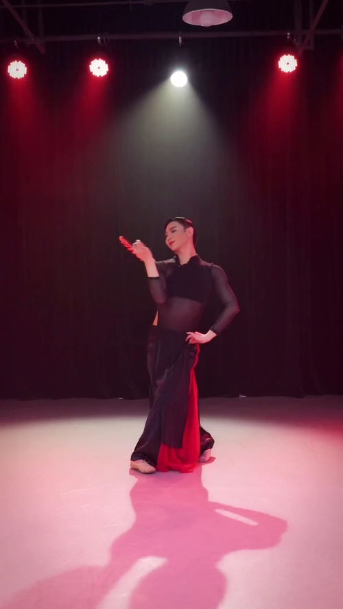 举手投足皆有意,一颦一笑总关情，举手投足的优雅句子