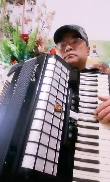 手风琴仲凯家庭情况