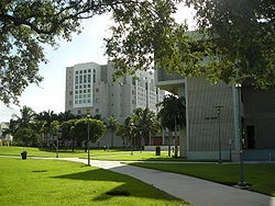 佛罗里达国际大学和佛罗里达大学，佛罗里达国际大学相当于国内什么水平大学