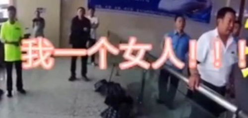 口且 组成一起是什么字