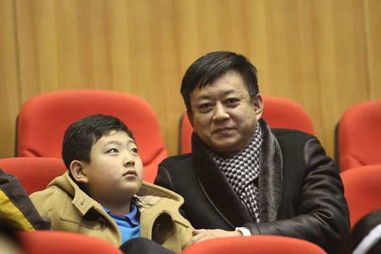 朱军妻子罕见晒全家福,儿子高大帅气妻子谭梅端庄大气,你怎么看?_百度