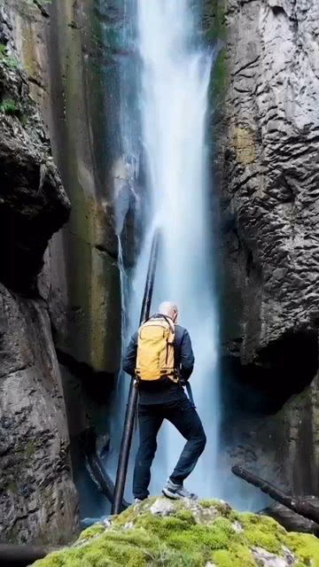 飞流直下三千尺体现了什么风格，飞流直下三千尺的意思