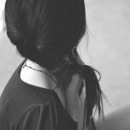 穿过你的黑发我的手歌曲原唱