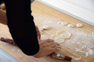 擀饺子皮的简单方法，擀饺子皮的手法和技巧视频