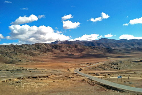 阿尔泰山脉在地图上的位置，阿尔泰山脉属于中国吗
