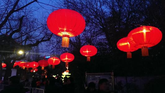 中秋节做灯笼的来历，灯笼的来历50字