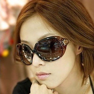 请问下那个经常在淘宝上出现的戴墨镜女的是谁?