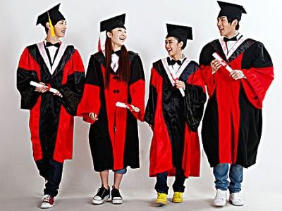 硕士服和学士服的区别 美国密歇根大学安那堡，研究生毕业服领子颜色