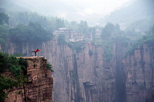 四字词语:悬( )绝( )