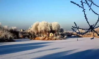 "东船西舫悄无言,唯见江心秋月白"