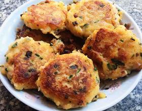 煎土豆饼怎么做好吃又简单，煎土豆饼的热量