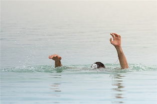 梦见落水了被救起来是什么征兆，梦见落水又自己上岸了周公解梦