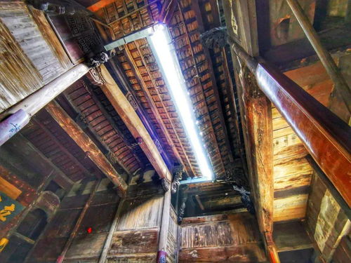 粉墙黛瓦马头墙,肥梁瘦柱内天井,高墙深院小窗户，粉墙黛瓦形容什么