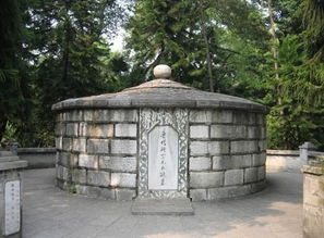 衣冠冢读音及同音字，冢念zhuo还是念zhong