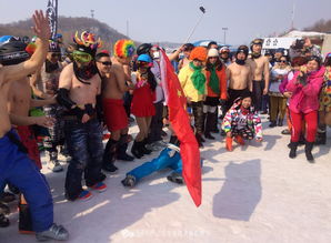 哈尔滨大批滑雪爱好者身着搞怪服饰,参加光猪大滑行!这是怎么回事?_百 