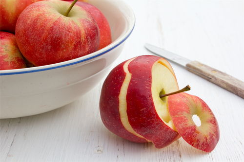 《嚼一片苹果皮》的作者是谁?