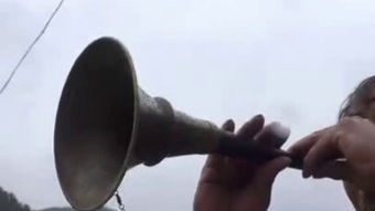 隔着门缝吹喇叭是什么意思，梦见别人吹喇叭是什么意思