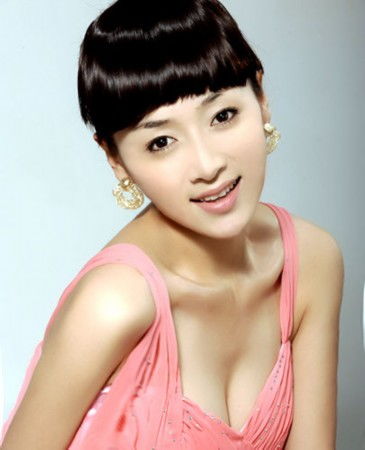 何彦霓个人图片，何彦霓个人资料