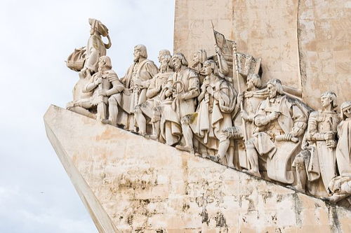 缅怀峥嵘岁月的意思，历史的峥嵘岁月的意思