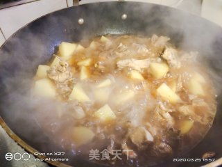 板栗土豆焖鸡的做法，土豆焖鸡的做法视频教程