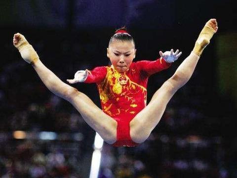 高低杠图片，高低杠动作术语