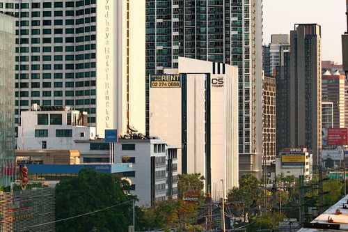 形容城市繁华的句子成语，形容城市繁华的句子,满是汽油