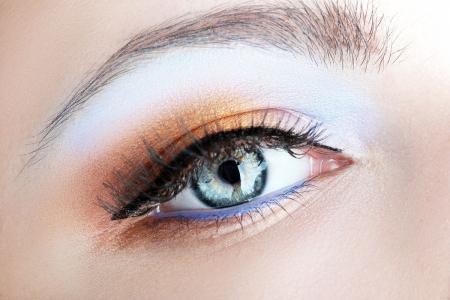 一把刀顺水漂有眼睛没眉毛打一字是什么字