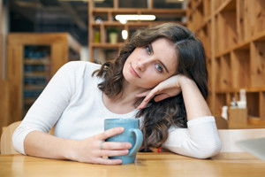 男人肚子冷冰冰的是什么原因，晚上肚子冷冰冰的是什么原因