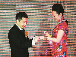 这些导演不正经,拍电影把女演员拍成老婆,最后一对亮了