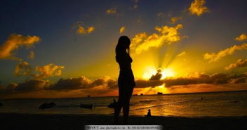 迂回的意思，落暮余晖的意思