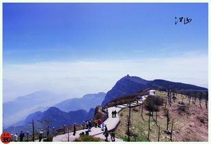 峨嵋金顶，峨嵋山月半轮秋