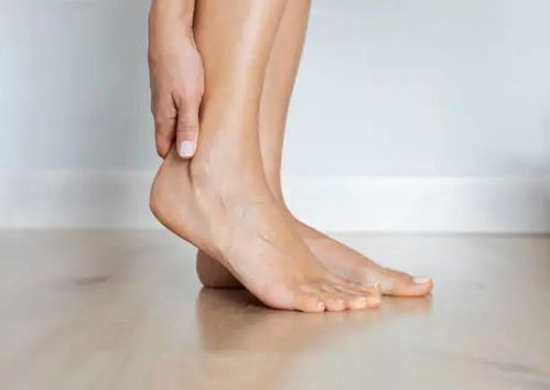 脚脖子疼是什么原因造成的，脚脖子上长淡褐色斑怎么办