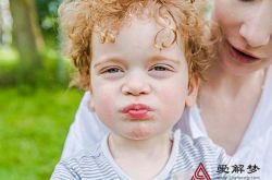 梦见小男孩小女孩，梦见小男孩对我笑是什么预兆