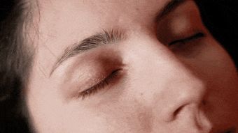 睁眼睡觉是什么原因，睁眼闹钟