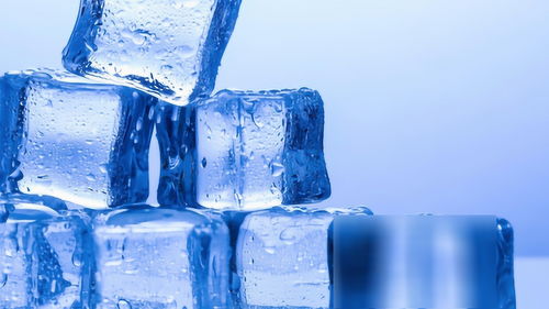 纯净透明是成语吗，纯净透明是表示颜色吗