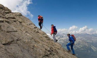 做梦爬山是什么意思，穿瑜伽裤带矿泉水爬山是什么意思