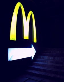 寂寞空庭春欲晚，寂寞夜晚