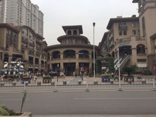 你们好,我想哪里招牌小妹的,最好不要收费的,中介我怕