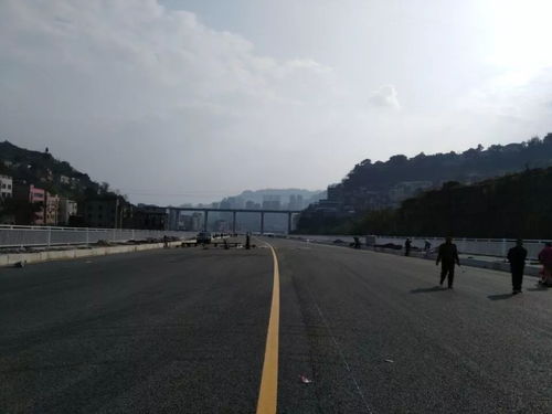 “逢山开道,遇水架桥”是什么意思?