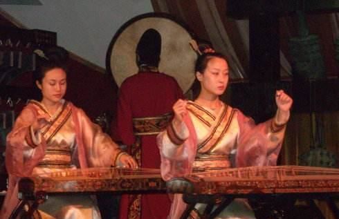 “此曲只应天上有,人间能得几回闻”是谁的诗句﹖